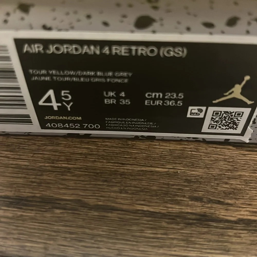 Air Jordan 4 Retro- Lightnings size 4.5 (Grade school) - Picture 3 of 8